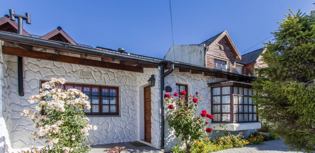 ALQUILER – Casa de 3 dormitorios, cochera, quincho y patio! Sobre calle Marco Zar