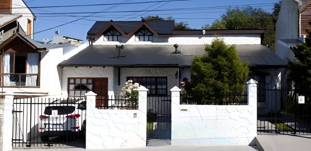VENTA – OPORTUNIDAD! Casa de 3 dormitorios, cochera, quincho y patio! sobre calle Marco Zar