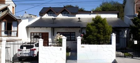 VENTA – OPORTUNIDAD! Casa de 3 dormitorios, cochera, quincho y patio! sobre calle Marco Zar