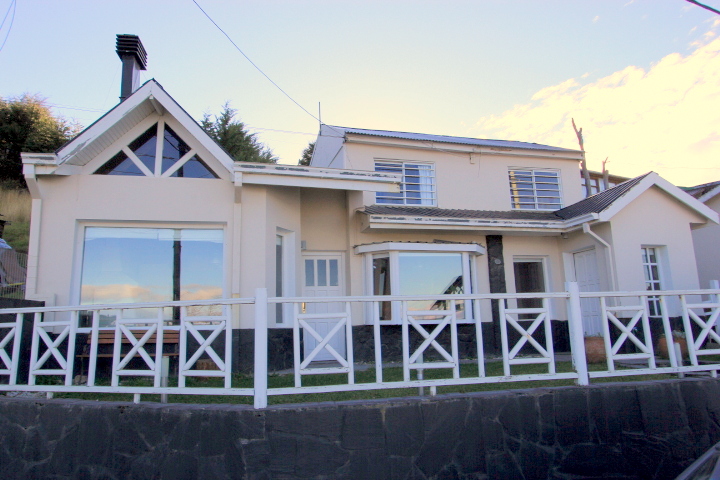 ALQUILER – Casa de 3 dormitorios  sobre calle Soberanía Nacional