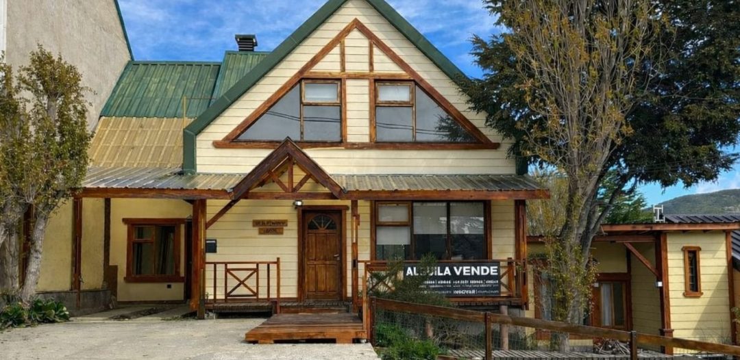 VENTA – OPORTUNIDAD! Casa de 5 dormitorios, cochera, quincho y patio!