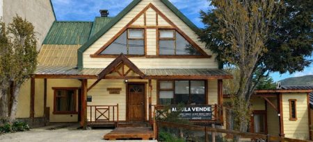 VENTA – OPORTUNIDAD! Casa de 4 dormitorios, cochera, quincho y patio!